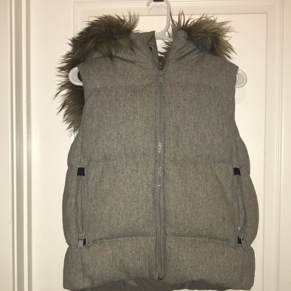 Gap Faux Fur Hooded Puffer Vest - Picture 1 of 3